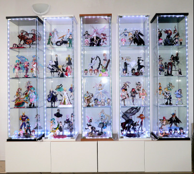 Exposer 100 figurines dans des vitrines Detolf : ts anti-poussière, rehausseurs et éclairage